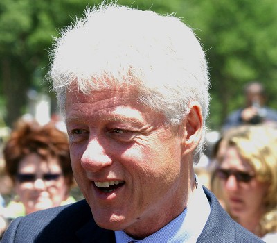 800px-Bill_Clinton_closeup_at_dedication_of_WWII_memorial,_May_2004