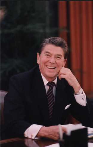 President_Reagan_poses_at_his_oval_office_desk_1984 (1)