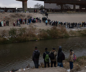 Supreme Court lets Texas’ immigration law stand, intensifying fight between Texas and the US government over securing the Mexico border